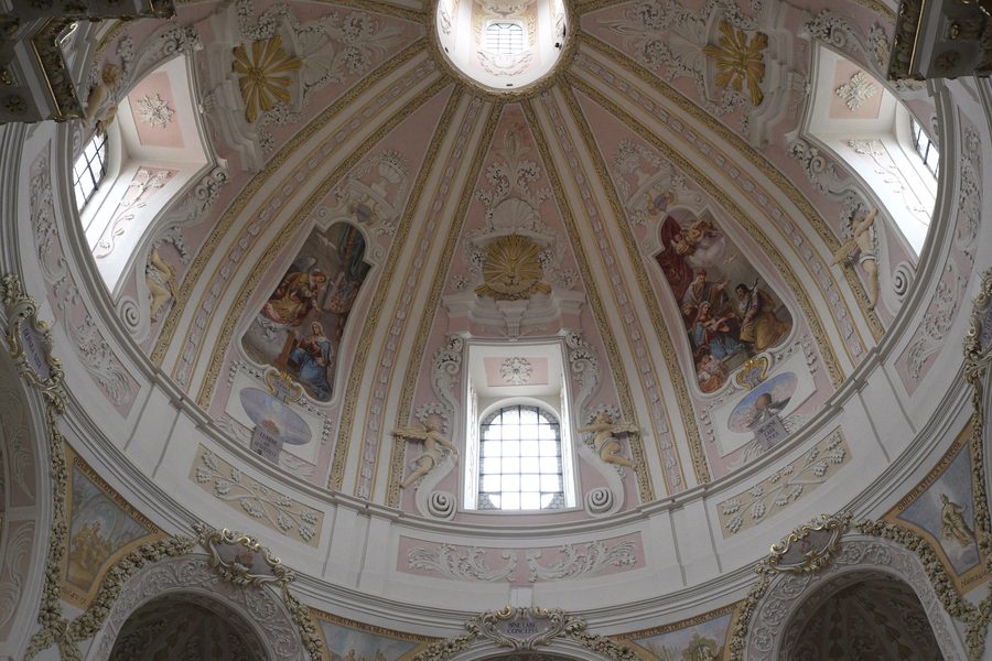 Kuppel der Wallfahrtskirche Maria Hilf in Freystadt im Landkreis Neumarkt in der Oberpfalz