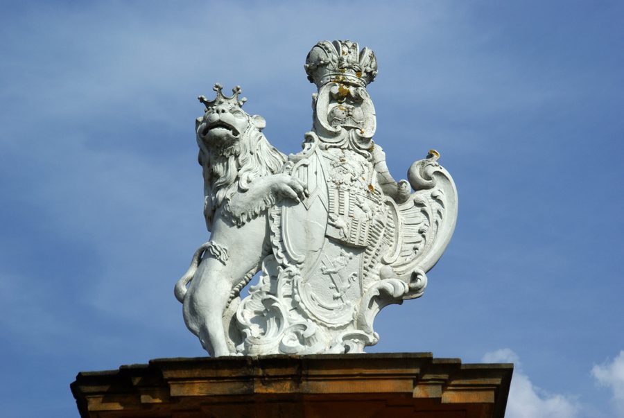 Schloss Seehof at the western entrance to its park in Memmelsdorf, with a lion and coat of arms in the foreground