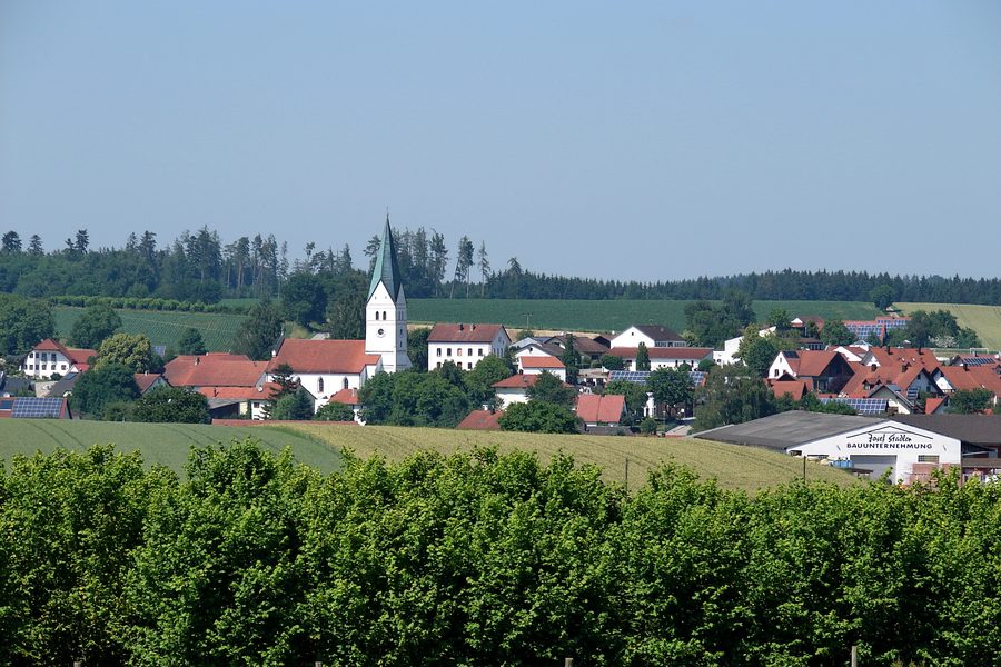 Ortsansicht von Obersüßbach im niederbayerischen Landkreis Landshut