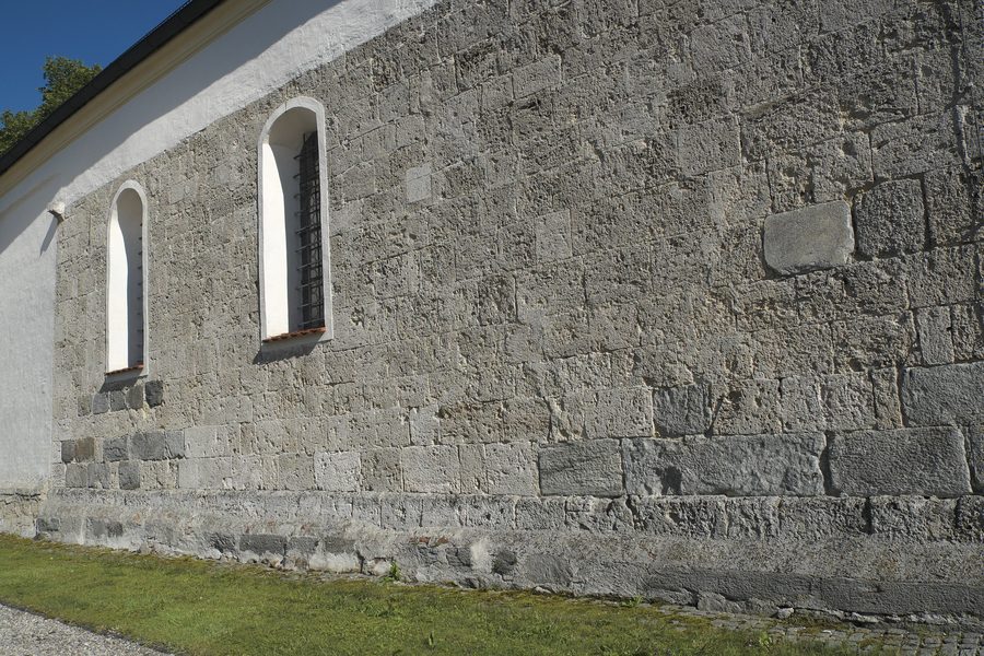 Katholische Filialkirche St. Petrus in Weidenbach (Heldenstein) im oberbayerischen Landkreis Mühldorf am Inn