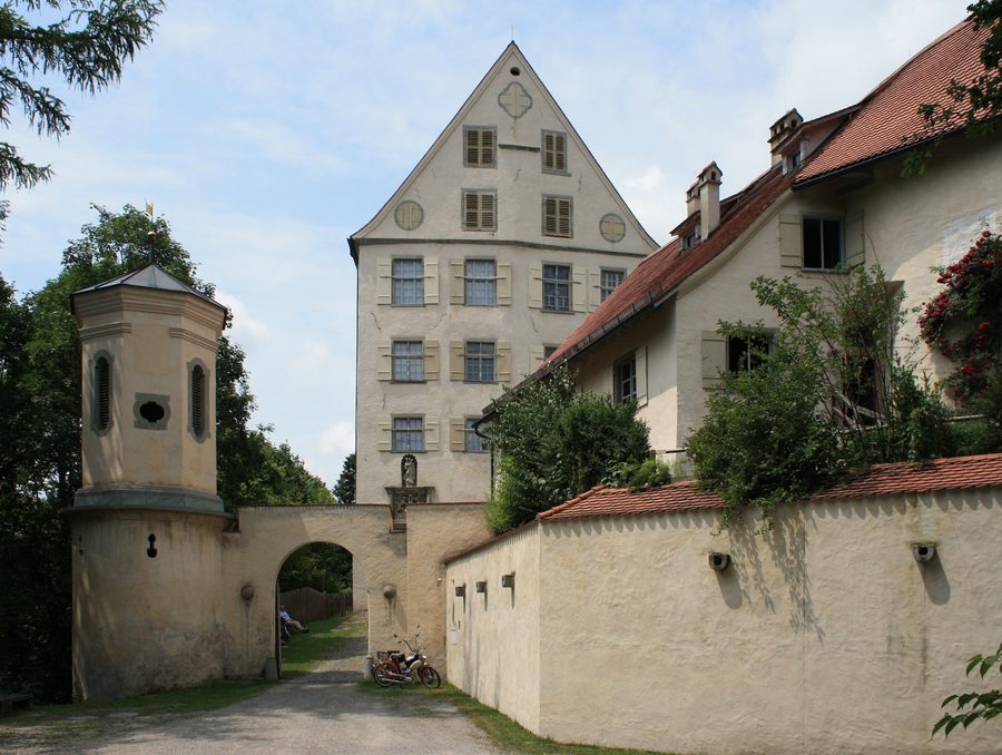 Schloss Achberg mit barocker Architektur und umliegender Landschaft