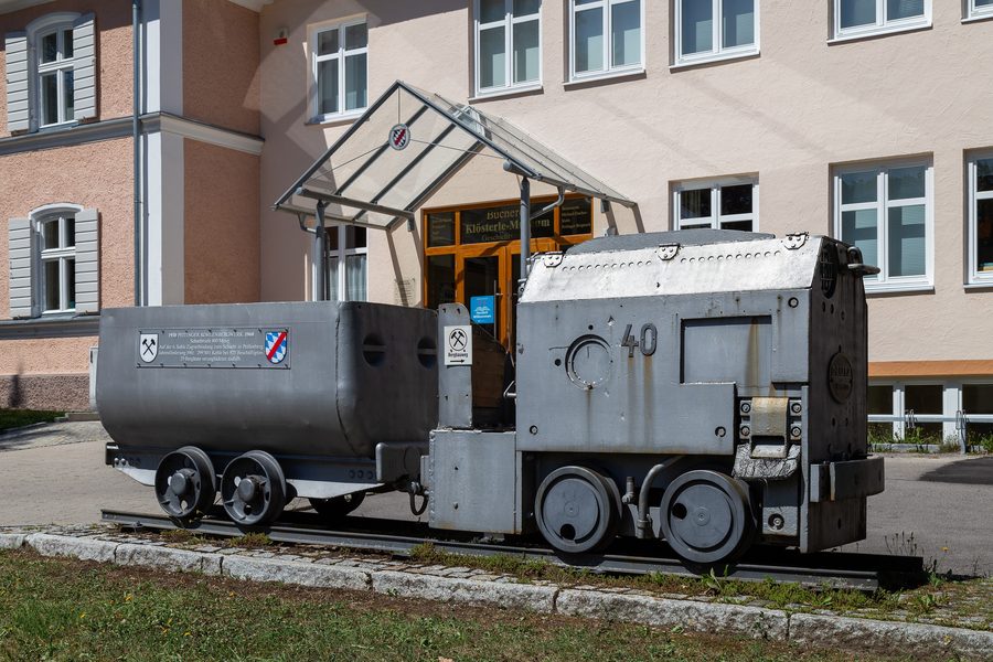 Grubenbahn vor dem Museum im Klösterle in Peiting