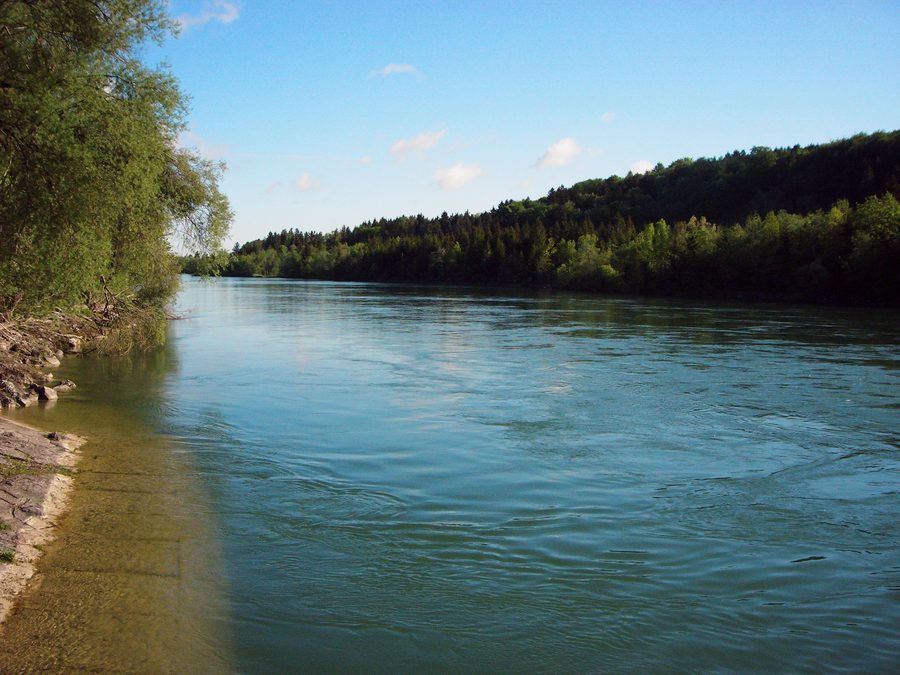 Der Lech unterhalb der Staustufe bei Seestall in der Gemeinde Fuchstal