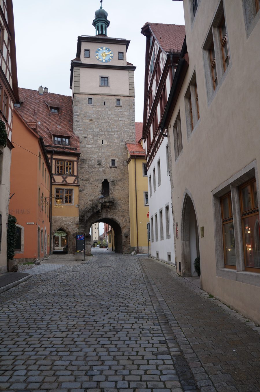 Weißer Turm und Fachwerkhäuser in der Georgengasse in Rothenburg ob der Tauber