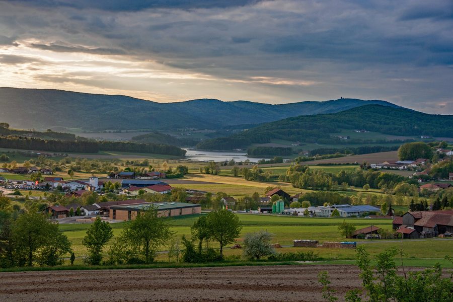Drachensee bei Eschlkam im Chambtal mit Grenzgebirgszügen im Hintergrund
