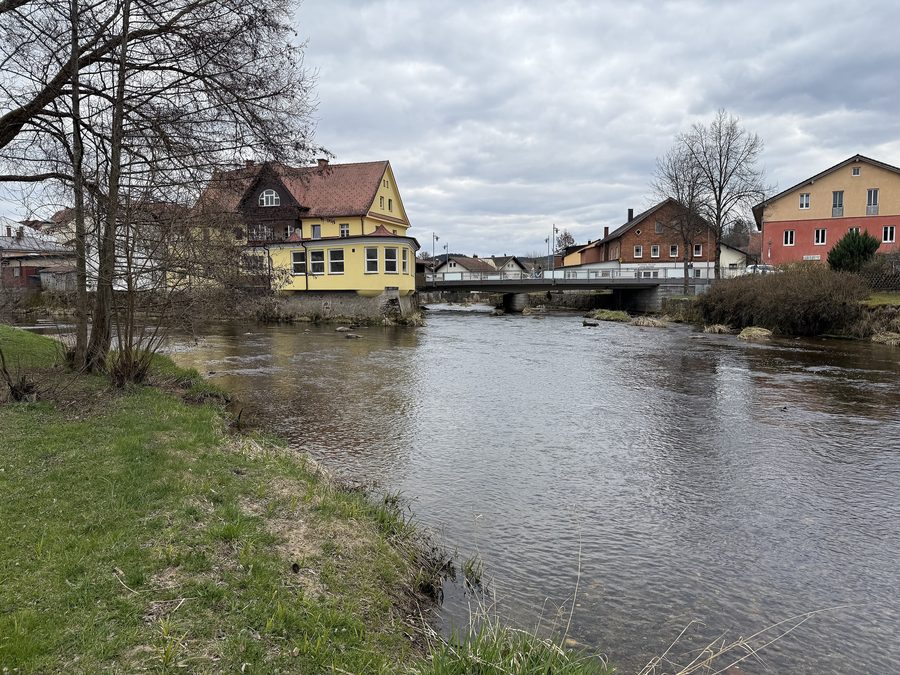 Zusammenfluss von Großem und Kleinem Regen in Zwiesel zur Entstehung des Schwarzen Regen