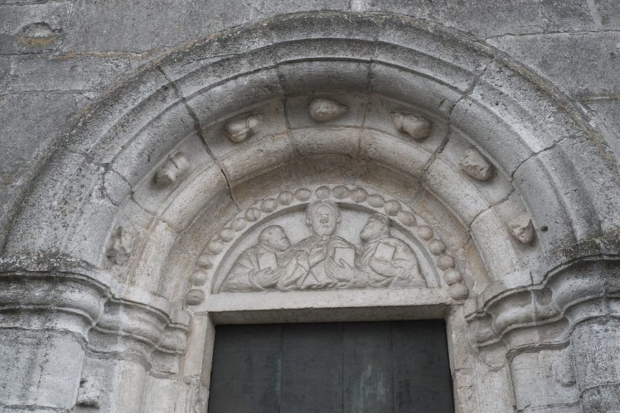 Romanisches Portal der Filialkirche St. Leonhard in Tholbath bei Großmehring