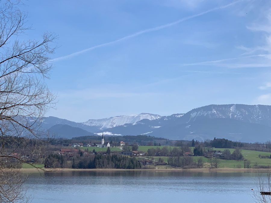 Simssee bei Baierbach mit Blick auf Ecking und Neukirchen