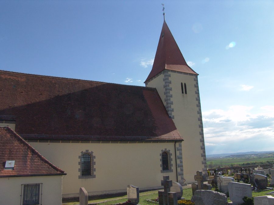 Außenansicht der Simultankirche St. Stephanus in Ehingen am Ries