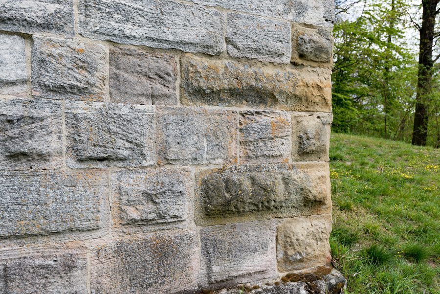 Turm des Burgstalls Scharfeneck bei Oberscheinfeld