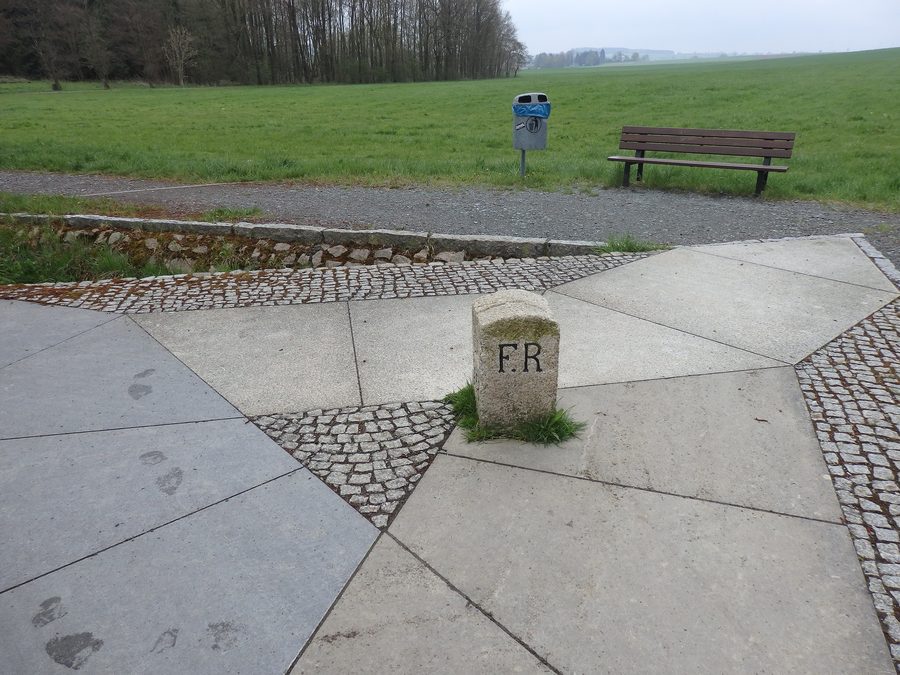 Drei-Freistaaten-Stein nördlich von Münchenreuth mit Blick über den Grenzraum
