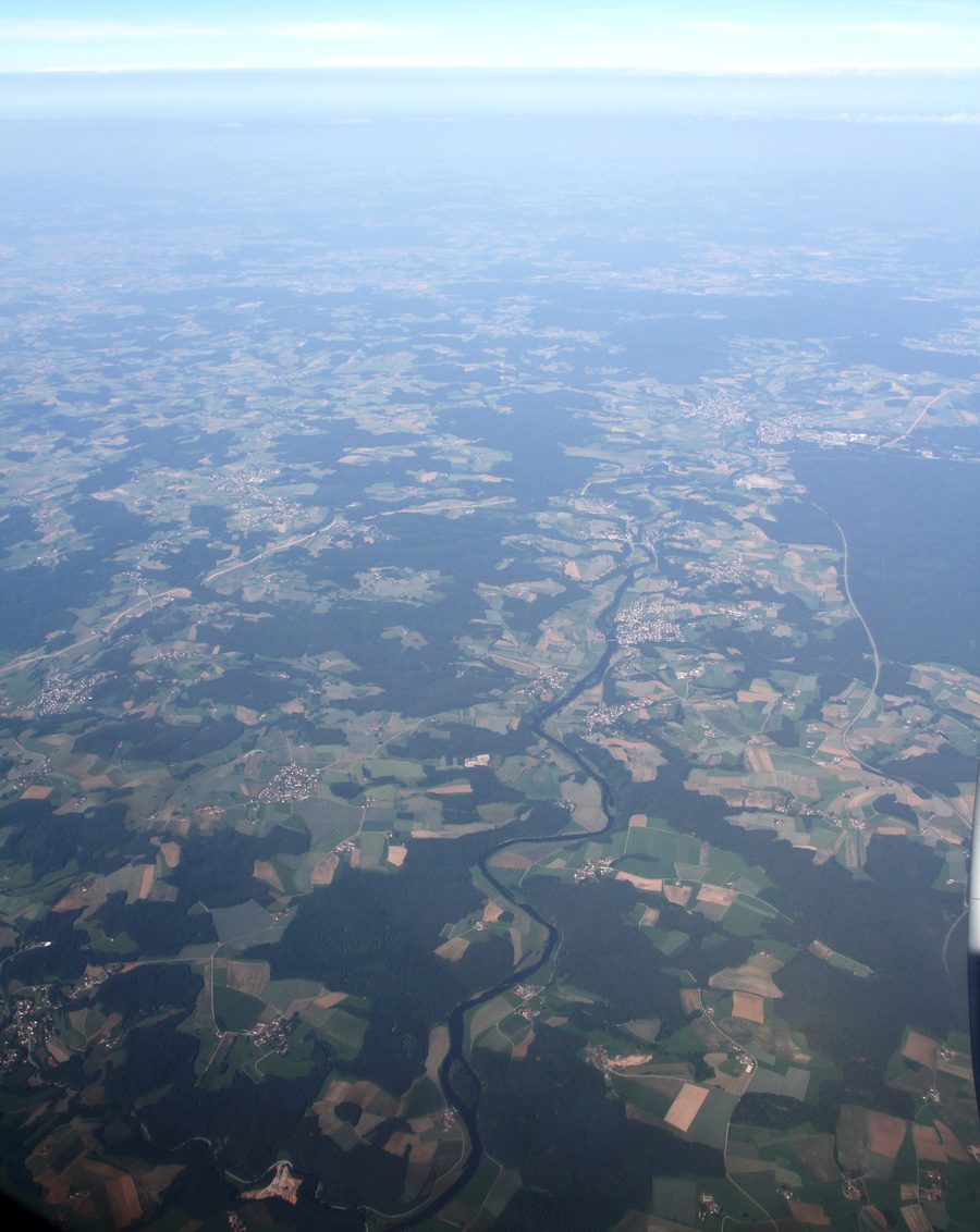 Luftaufnahme des Flusses Regen bei Walderbach im Landkreis Cham, umgeben von bewaldeter Landschaft