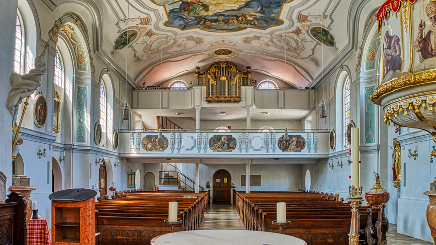 Innenraum der Pfarrkirche St. Martin in Kirchham mit Langhaus und Empore
