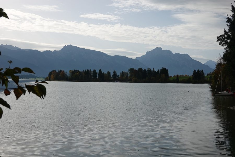 Forggensee bei Roßhaupten in der voralpinen Landschaft des Ostallgäus