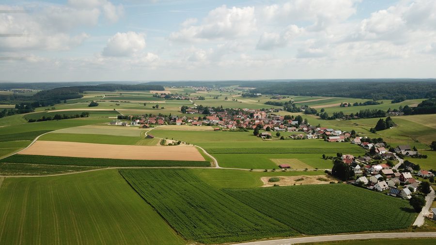 Scherstetten mit Schmuttertal, umgeben von Feldern und bewaldeten Hügeln