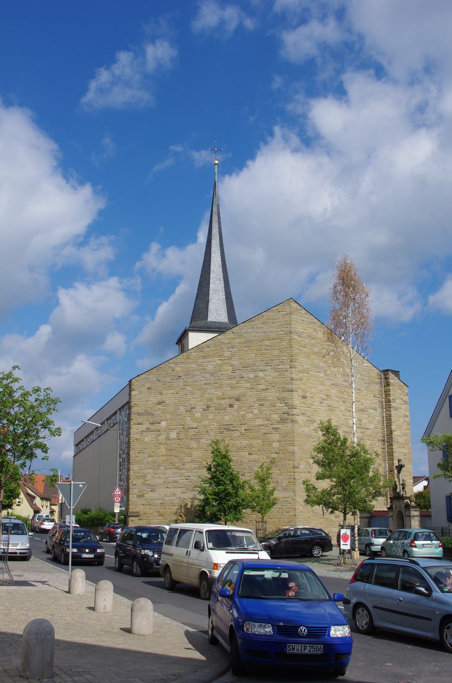 Kirchturm der katholischen Pfarrkirche St. Bartholomäus in Bergtheim