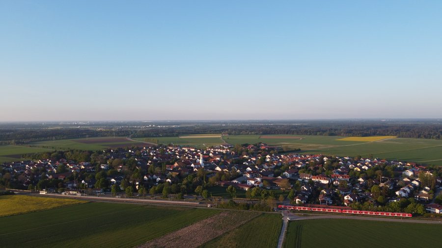 Luftaufnahme von Hohenbrunn bei München mit der S-Bahn-Trasse