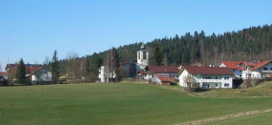 Blick auf Kaikenried von Süden mit der Pfarrkirche Mariä Himmelfahrt