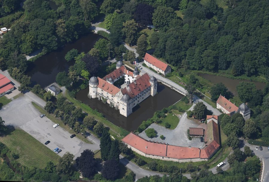 Luftaufnahme des Wasserschlosses Mitwitz mit umgebender Wasser- und Parklandschaft