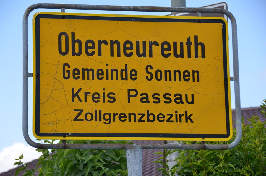 Ortsschild von Oberneureuth, einem Ortsteil der Gemeinde Sonnen im Landkreis Passau