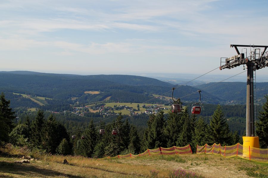 Südseilbahn am Ochsenkopf mit Blick auf Vordergeiersberg bei Warmensteinach