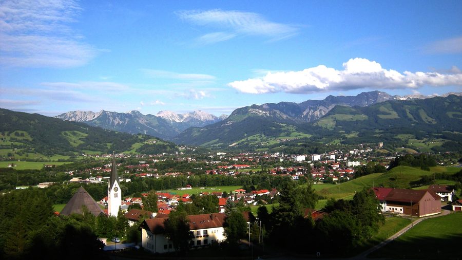 Bihlerdorf mit Sonthofen und den Allgäuer Bergen im Hintergrund