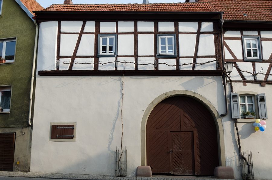 Historischer Marktplatz von Zeil am Main mit Fachwerkhäusern