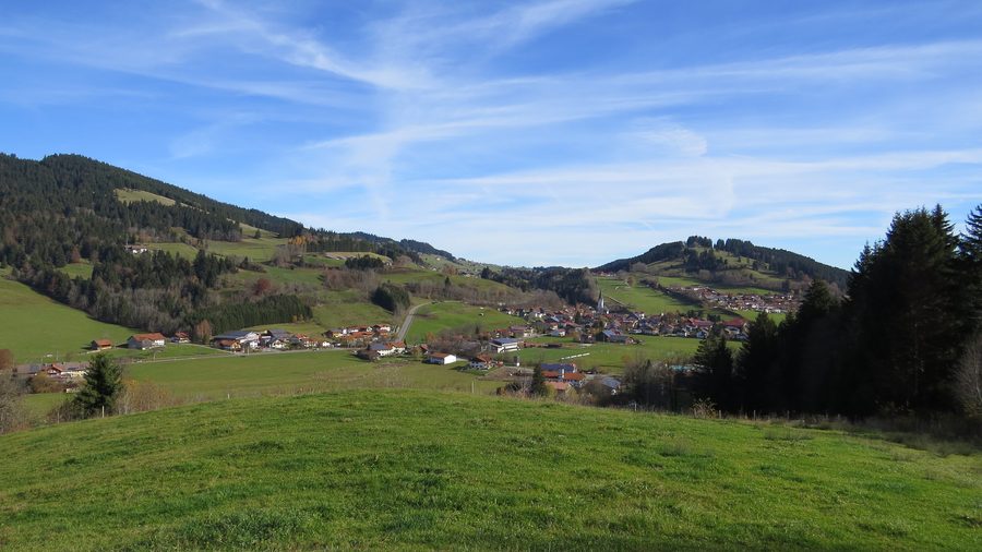 Blick von Westen auf Missen mit dem Hauchenberg bei Missen-Wilhams
