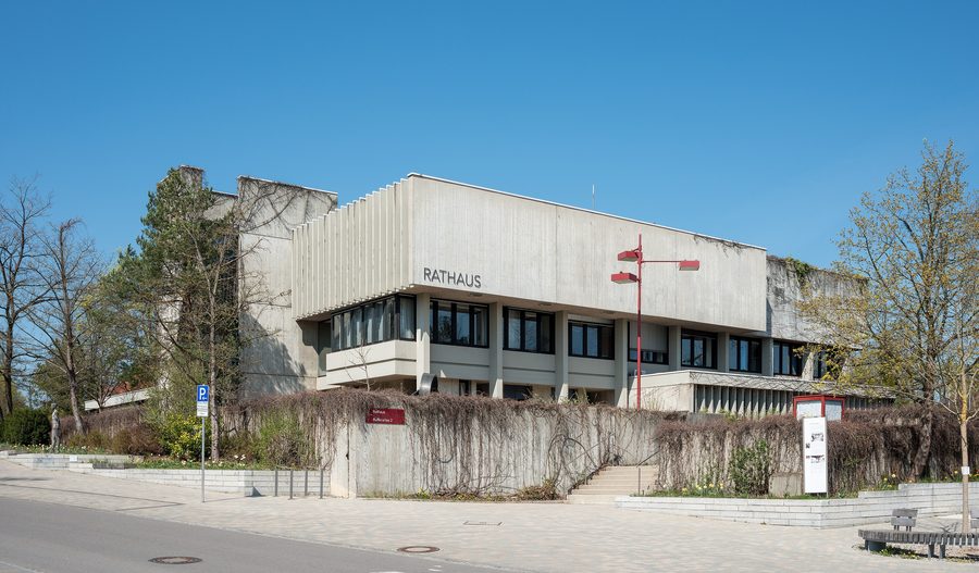 Rathaus der Gemeinde Gräfelfing, Ansicht vom Bahnhofszugang aus Südosten