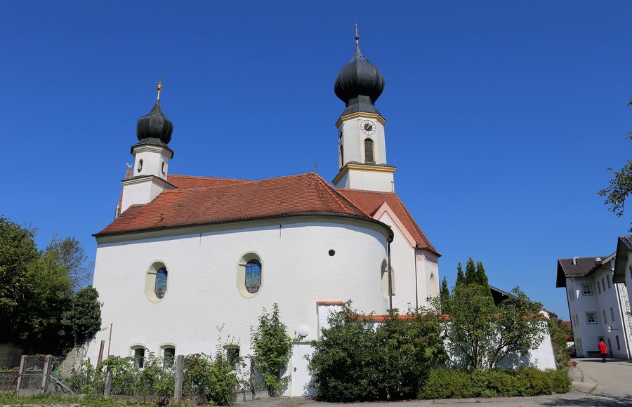 Friedhofskapelle St. Johann Baptist in Schonstett mit der Pfarrkirche im Hintergrund