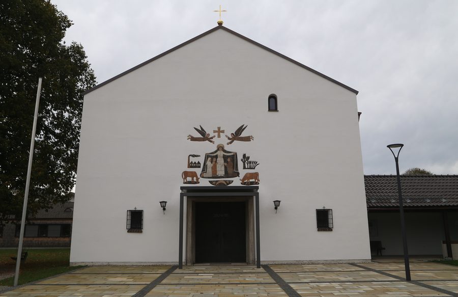 Außenansicht der Pfarrkirche St. Korbinian in Heufeld, Bruckmühl