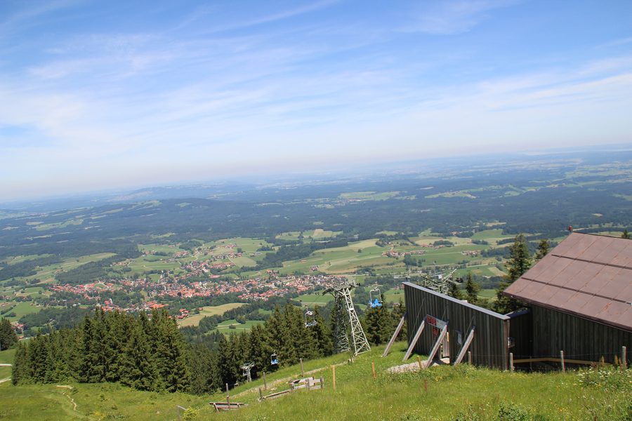 Blick vom Zeitberg auf Bad Kohlgrub und die Bergstation der Hörnlebahn