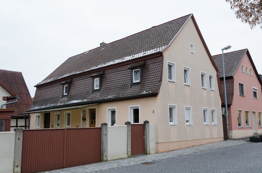 Historischer Straßenzug mit Fachwerkhäusern in der Oberen Marktstraße in Burgbernheim