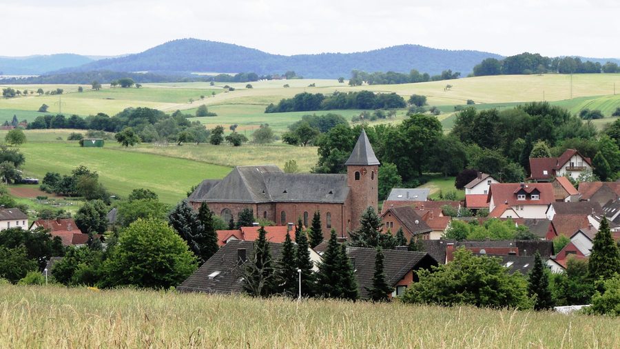 Blick auf Geiselbach von Norden mit der Kirche St. Maria Magdalena