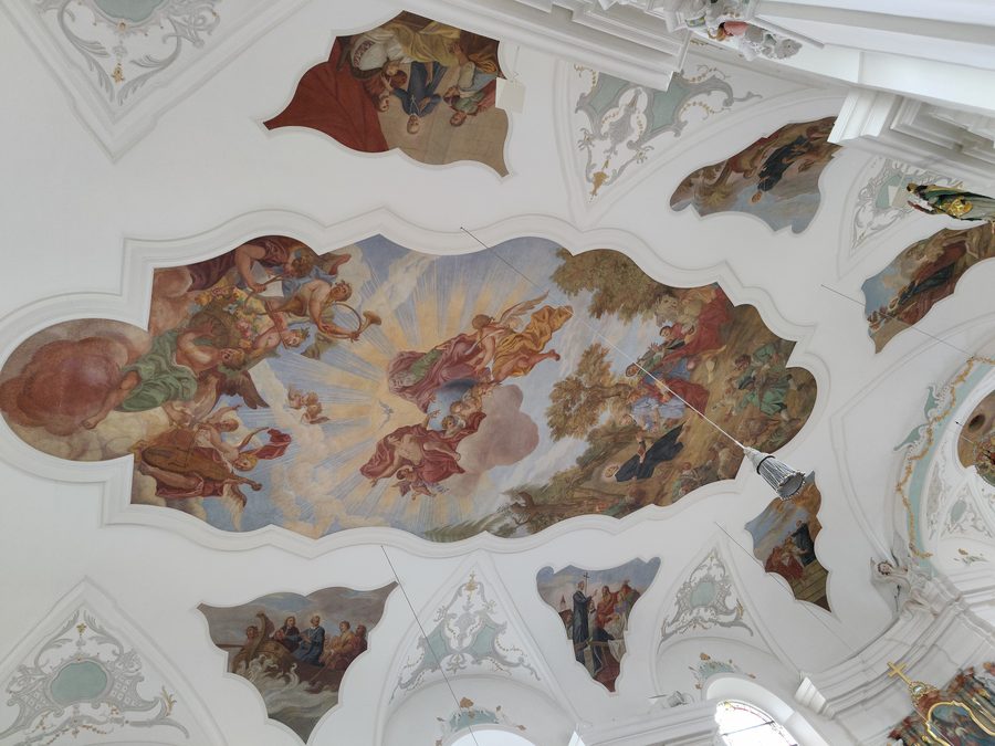Außenansicht der katholischen Pfarrkirche St. Ägidius in Hainsacker, Markt Lappersdorf