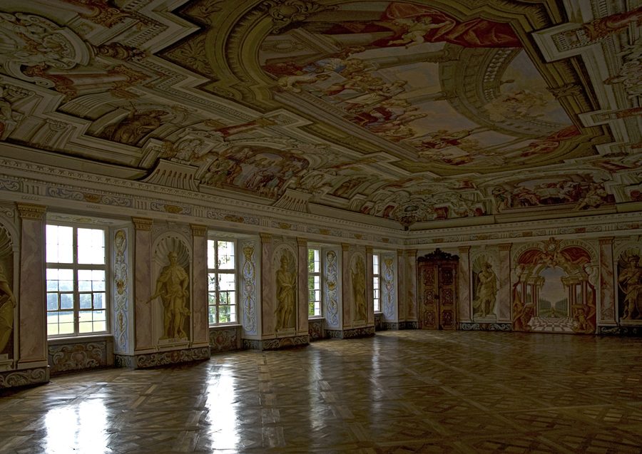 Innenraum des Augustiner-Chorherrenstifts auf Herrenchiemsee mit barocker Ausmalung