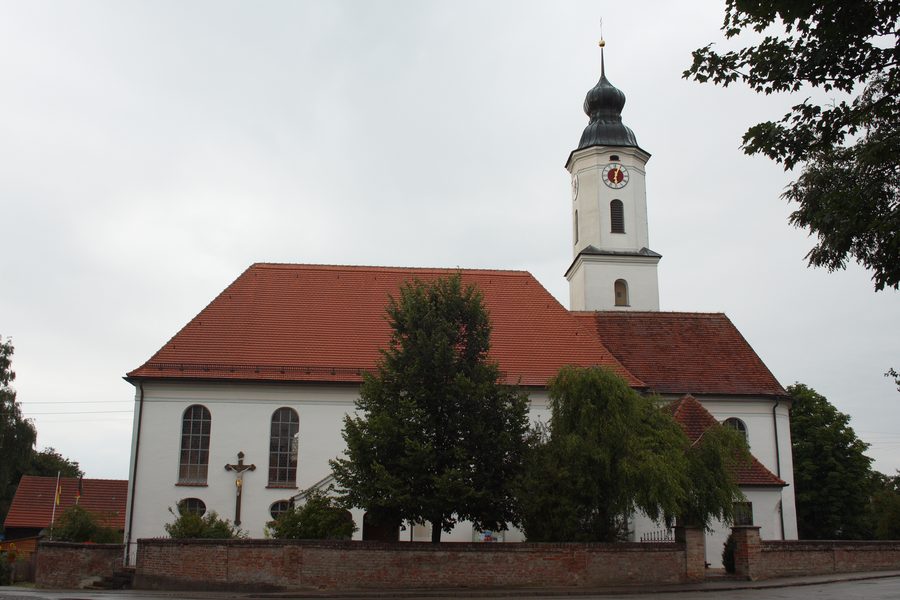 Katholische Pfarrkirche St. Nikolaus in Kutzenhausen im Landkreis Augsburg