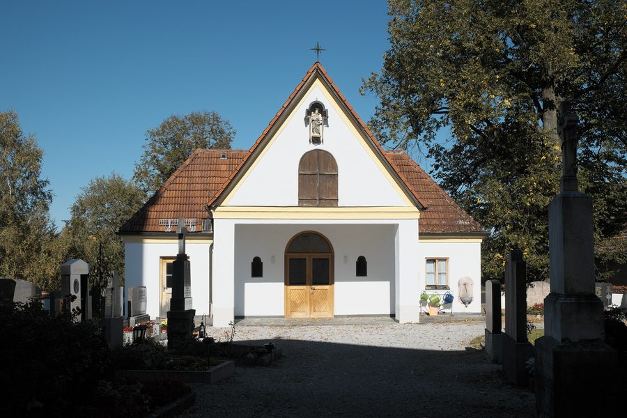 Leichenhalle bei der katholischen Kuratiekirche St. Georg in Bichl
