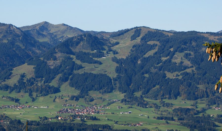 Bolsterlanger Horn und Weiherkopf über dem Dorf Bolsterlang