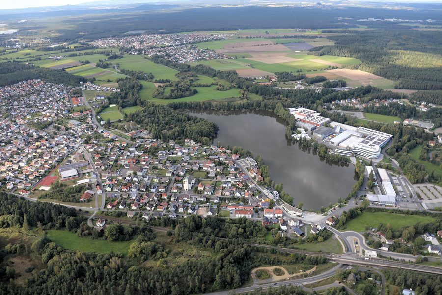 Weiherhammer mit dem Beckenweiher der Vogelfreistätte Weiherhammer