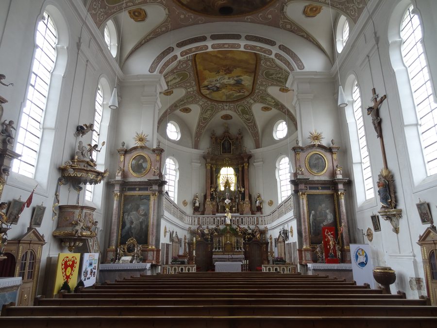 Innenraum der Pfarrkirche St. Nikolaus in Altfraunhofen