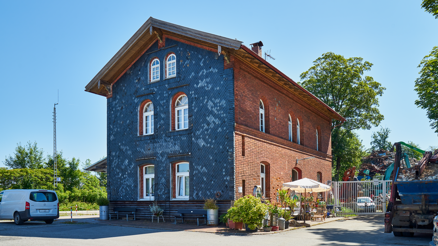 Bahnhofsgebäude Karpfham-Rotthalmünster an der Bahnstrecke Mühldorf am Inn–Pocking