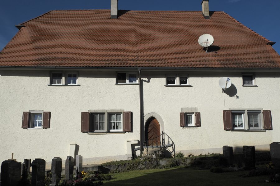 Pfarrhaus neben der evangelisch-lutherischen Kirche St. Georg in Bettwar