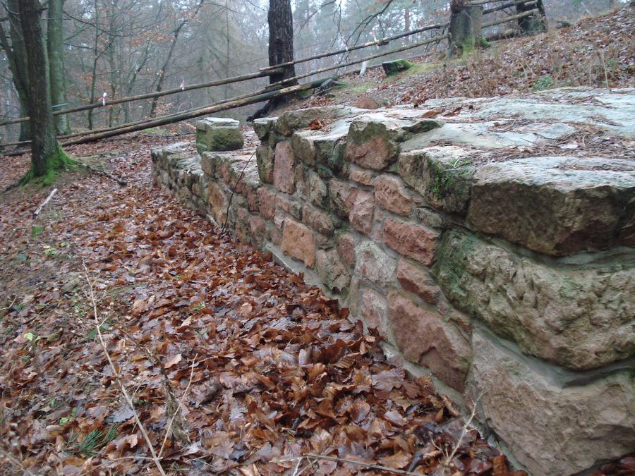 Freigelegte und teilweise rekonstruierte Mauer der Burganlage auf dem Gräfenberg