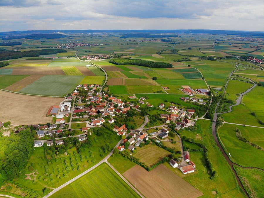 Luftaufnahme von Gundelsheim an der Altmühl mit Ortsbereich und umgebender Landschaft