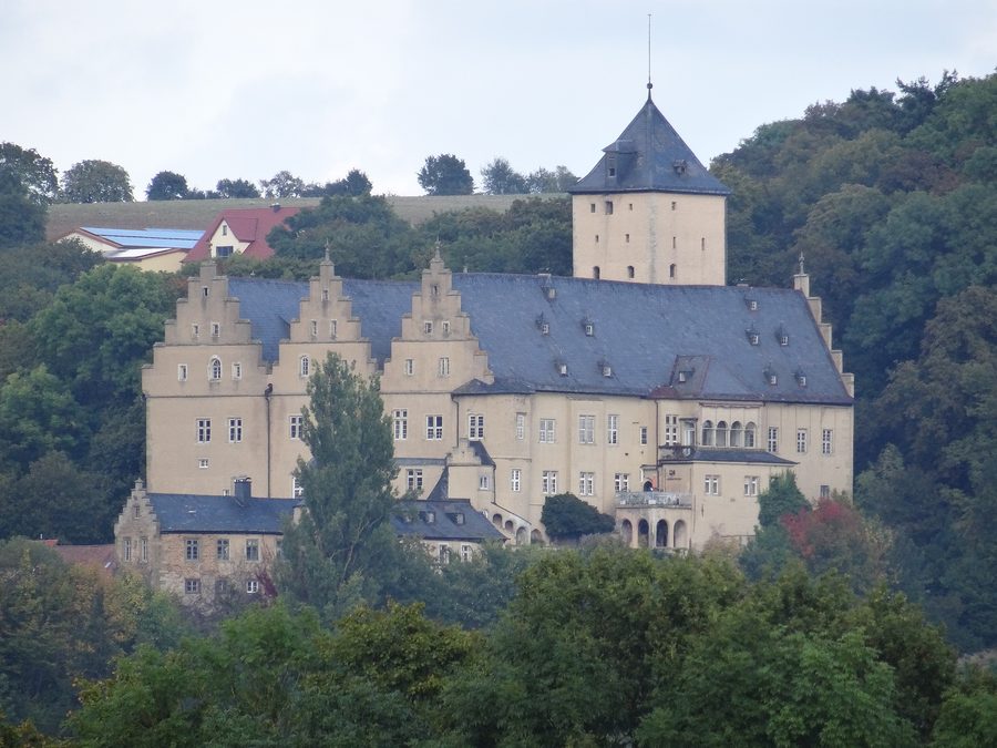 Schloss Mainberg von der gegenüberliegenden Mainseite aus gesehen