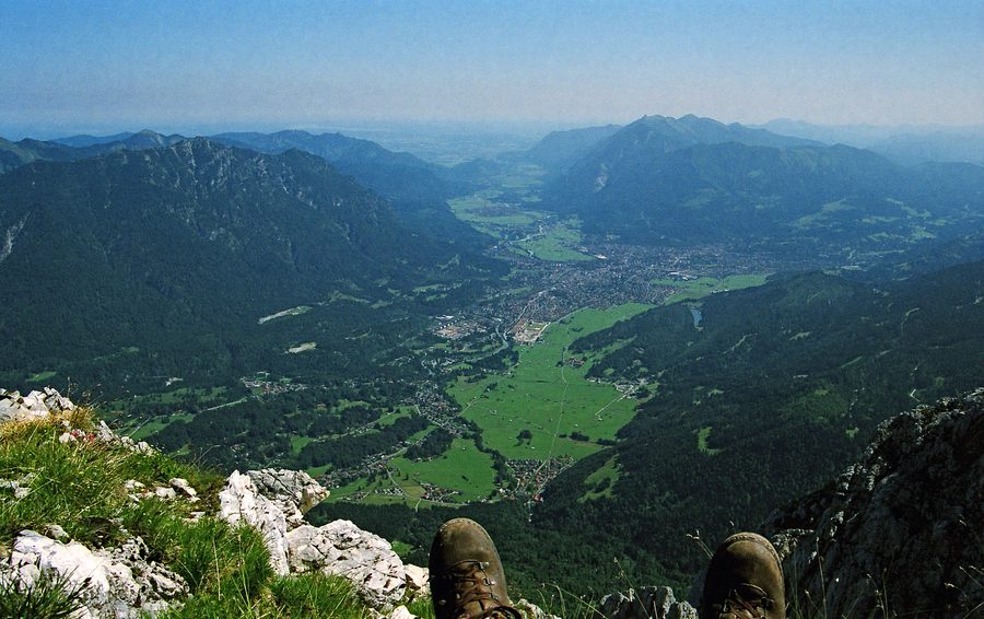 Blick vom Großen Waxenstein über das Loisachtal auf Garmisch-Partenkirchen und Farchant