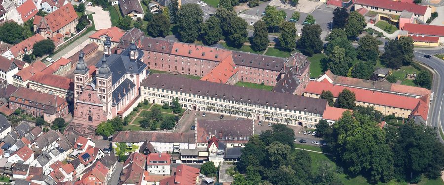 Luftaufnahme der Abtei Amorbach mit barocker Abteikirche und Klosteranlage