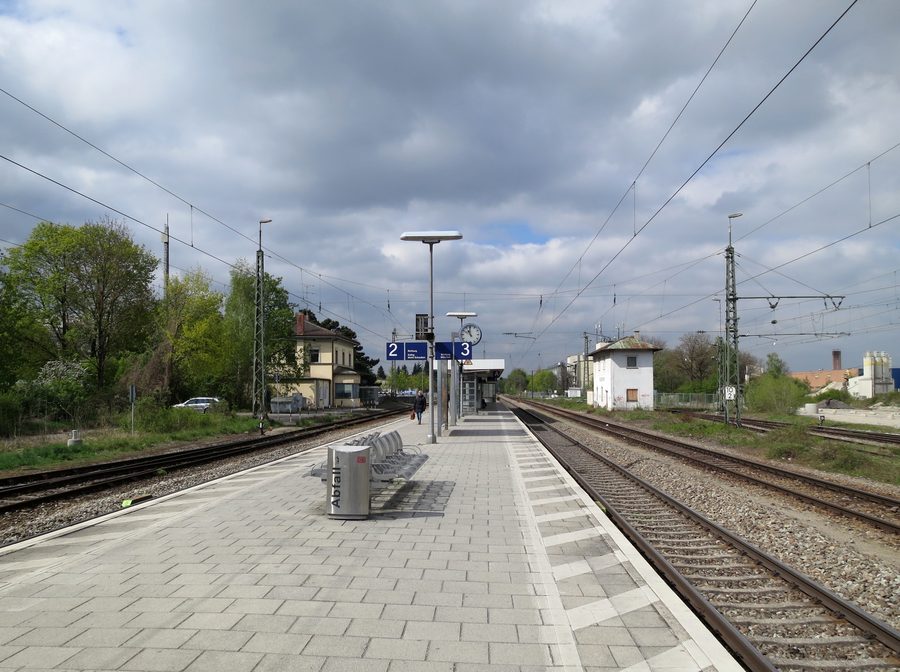 Mittelbahnsteig des Bahnhofs Feldkirchen bei München mit Empfangsgebäude und ehemaligem Wärterstellwerk