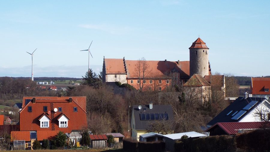Burg Lisberg ragt über dem Ort im Steigerwald auf.